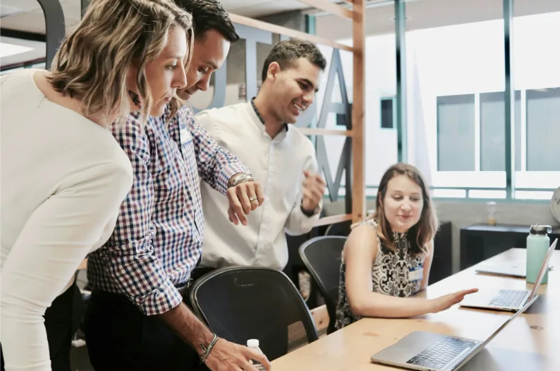SEO : Faut-il recruter un salarié, un freelance ou une agence ?